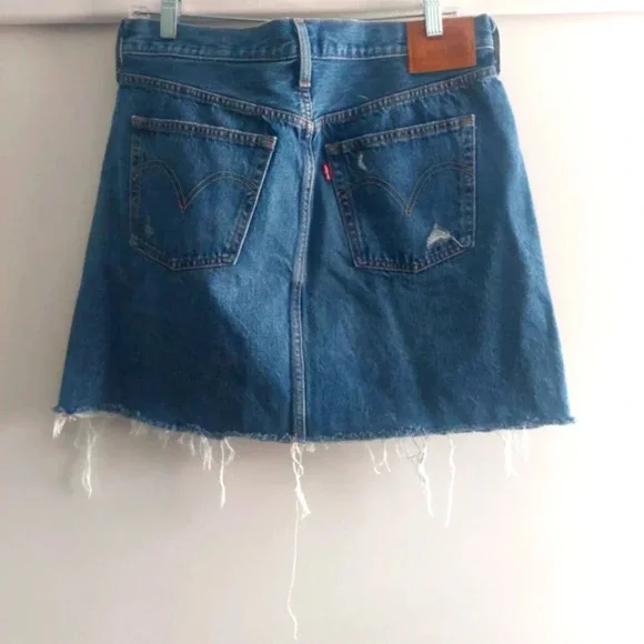 Levi’s Deconstructed Denim Mini Skirt Nwot Size 31 Festival Raw Frayed hem - Picture 5 of 10
